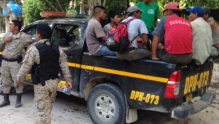 Algunos de los campesinos capturados en Flores, Petén. (Foto Prensa Libre: Cortesía).
