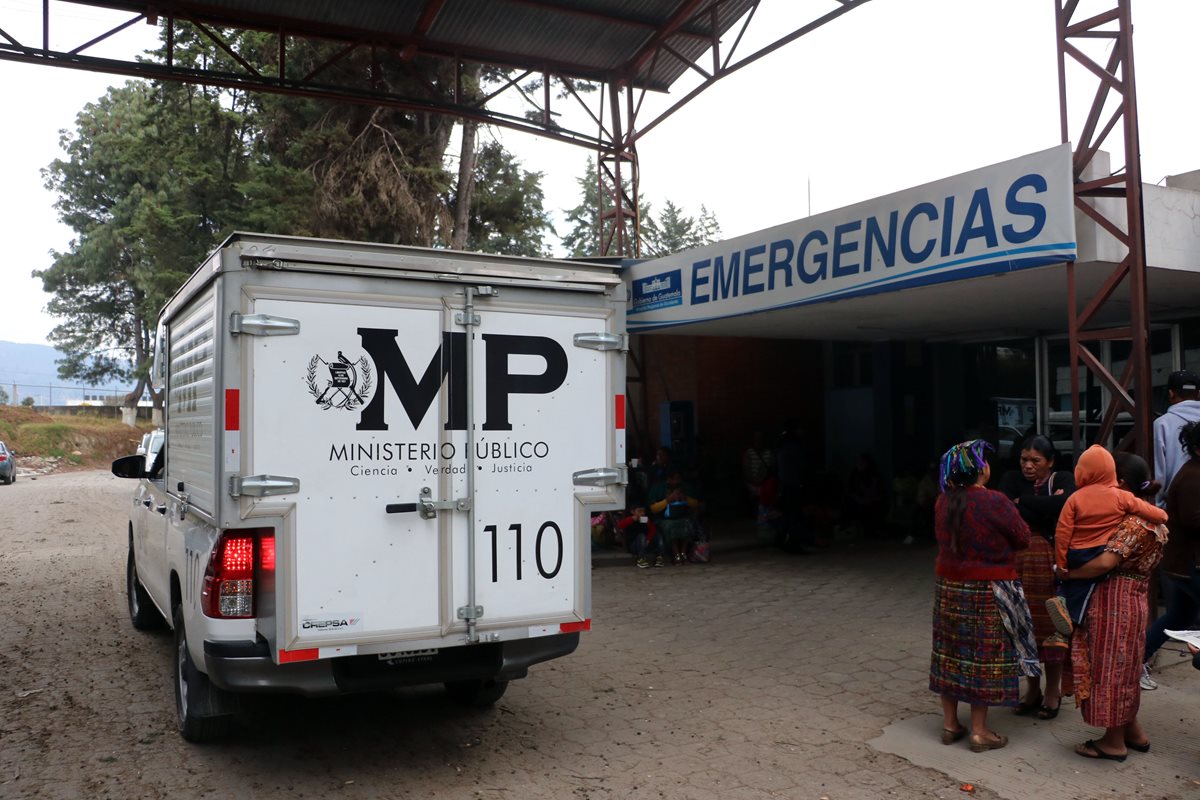 Las dos jóvenes fueron trasladadas al HRO, donde se les practicarán exámenes médicos. (Foto Prensa Libre: Carlos Ventura)