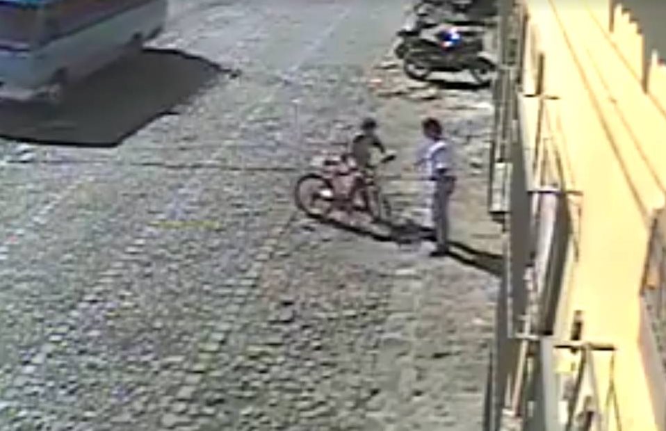 Momento en el que un niño es engañado por un sujeto que le roba su mochila y una bicicleta, en Antigua Guatemala. (Foto Prensa Libre: Tomada de Facebook)