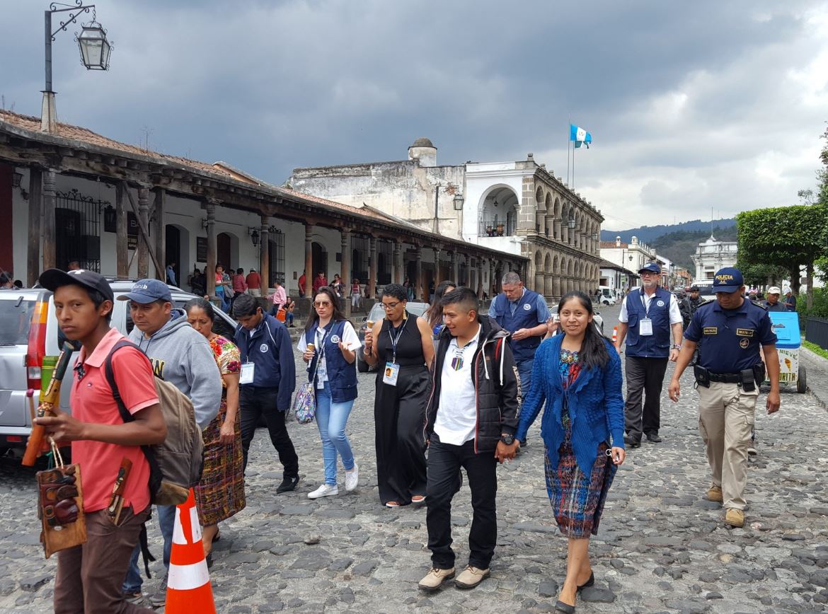 Un grupo de observadores internacionales recorren calles de La Antigua Guatemala. (Foto Prensa Libre: Julio Sicán)