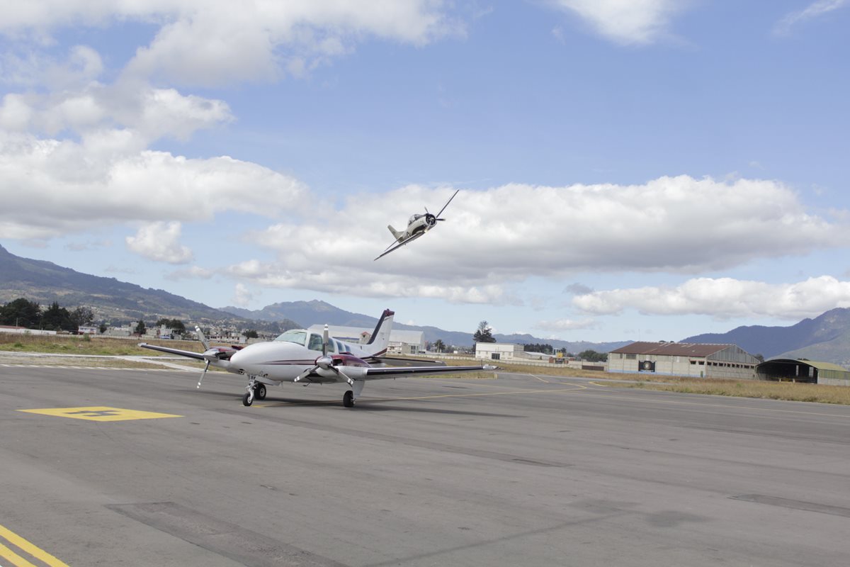 Pilotos muestran habilidades durante actos de preparación para una exhibición que se efectuará en diciembre en Xela. (Foto Prensa Libre: María José Longo)