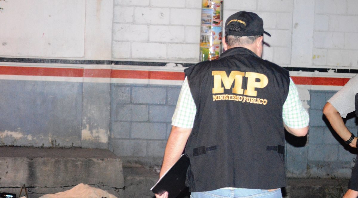 En el barrio El Tamarindal, Zacapa, dos personas fueron atacadas a balazos, una falleció en el lugar. (Foto Prensa Libre: Víctor Gómez)