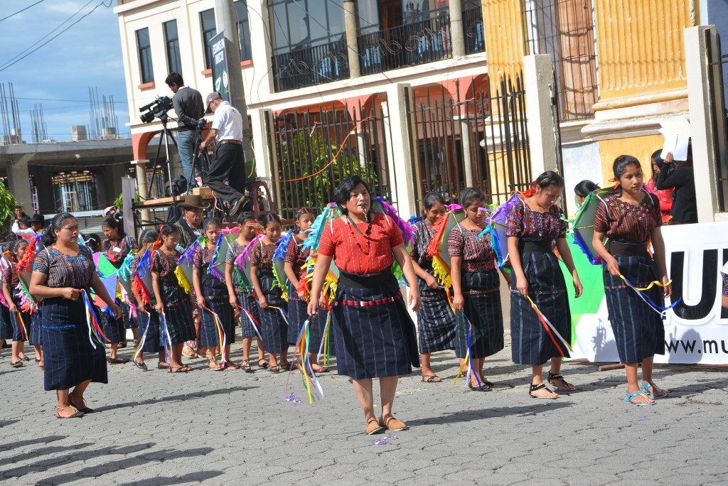 Estudiantes participan en desfile en honor de la Virgen de la Asunción. (Foto Prensa Libre: Édgar Sáenz).