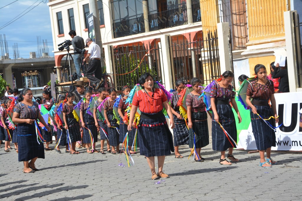 Estudiantes participan en desfile en honor de la Virgen de la Asunción. (Foto Prensa Libre: Édgar Sáenz).