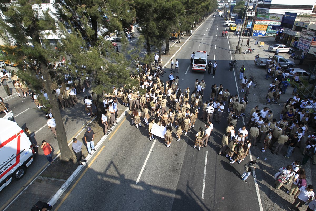 El bloqueo de estudiantes en la Calzada San Juan se convirtió en tragedia. (Foto Prensa Libre: Hemeroteca PL)
