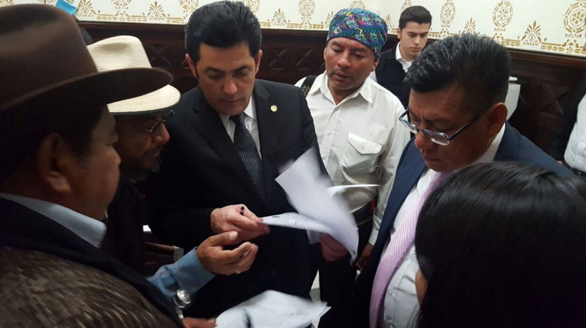 Momento en que autoridades ancestrales entregan petición al presidente del Legislativo, Óscar Chinchilla. (Foto Prensa Libre: Congreso de Guatemala)