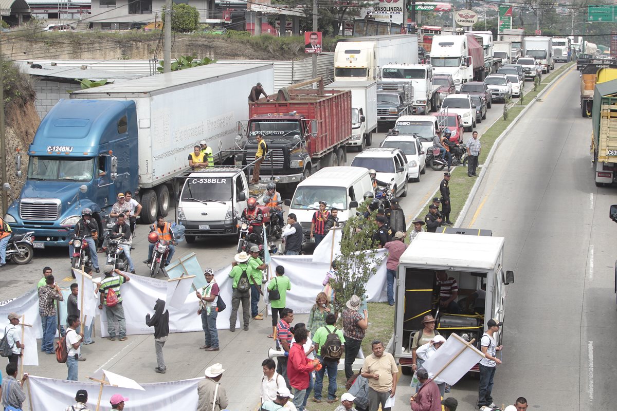 Los bloqueos de distintos grupos han causado largas filas de vehículos en todo el país, causando pérdidas económicas. (Foto Prensa Libre: Hemeroteca PL)