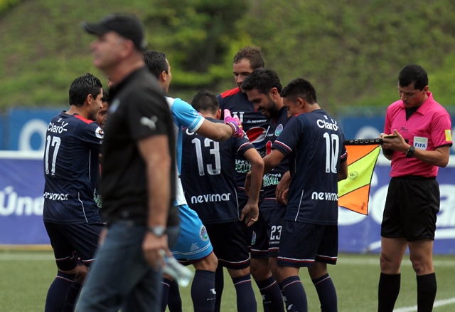 Carlos Kamiani es felicitado por sus compañeros tras marcar cuatro goles contra los cremas. (Foto Prensa Libre: Carlos Vicente).