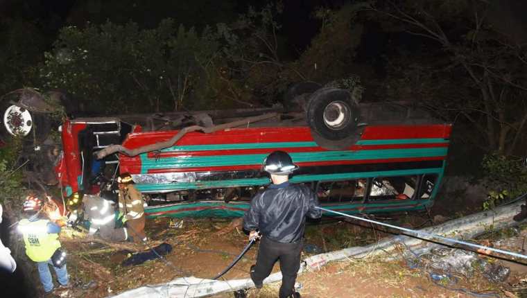 Autobús queda destruido por accidente en el km 35 de la ruta a El Salvador. (Foto Prensa Libre: Oswaldo Cardona)