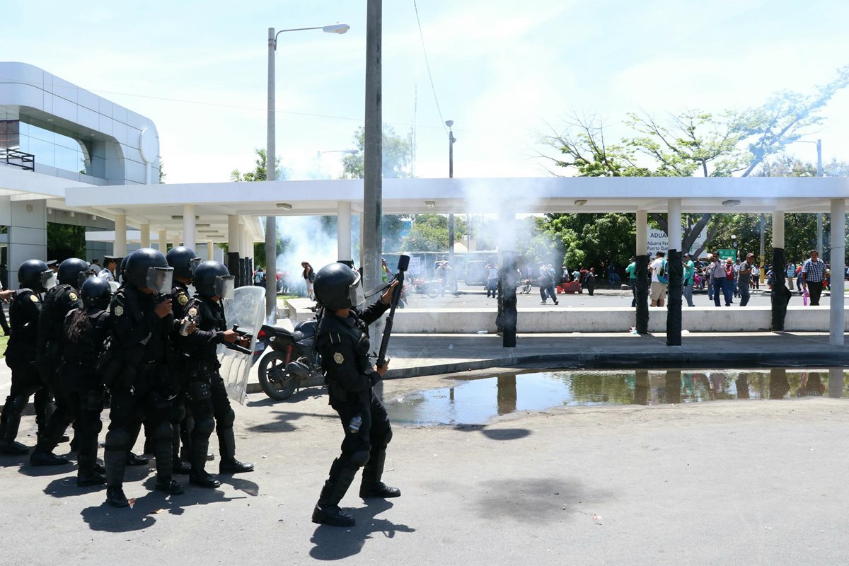Agentes antimotines lanzaron gases a los manifestantes en Puerto Quetzal. (Foto Prensa Libre: Enrique Paredes)