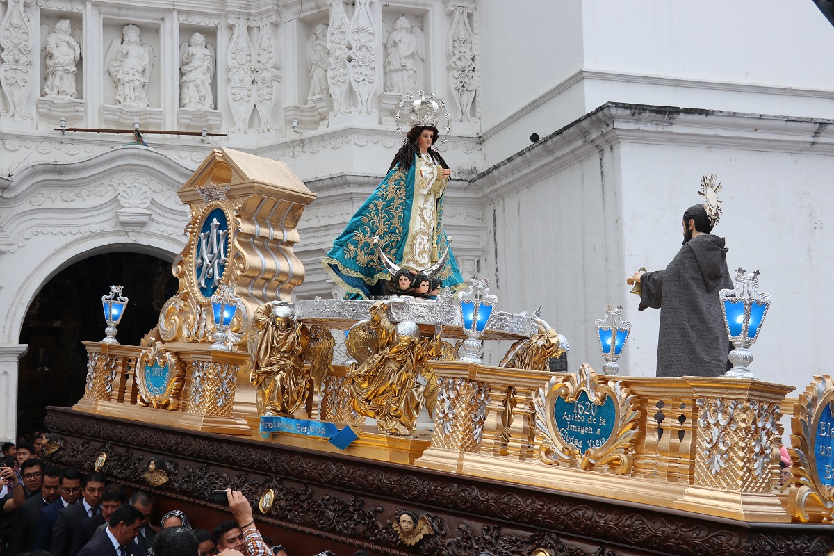 La Virgen de la Concepción de Ciudad Vieja, en el momento en que sale del templo. (Foto Prensa Libre: Julio Sicán)