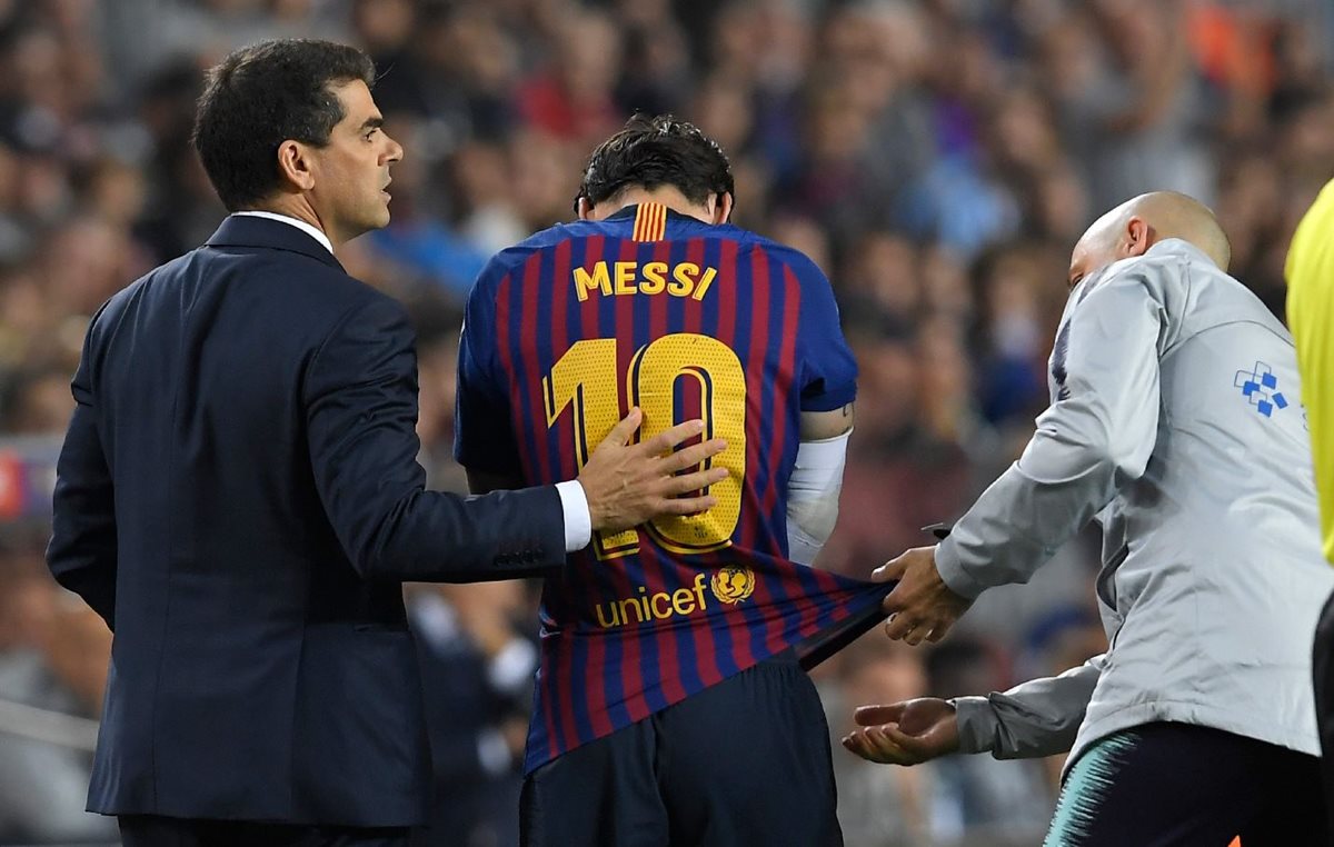 Lionel Messi se lesionó el sábado en el partido contra Sevilla por la Liga española. (Foto Prensa Libre: AFP).
