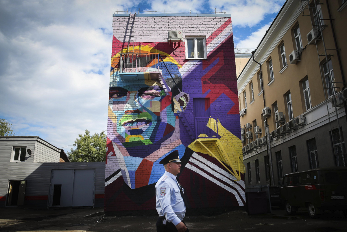 La ciudad de Kazán le dio una bienvenida especial al goleador portugués, Cristiano Ronaldo, con un grafiti gigantesco. (Foto Prensa Libre: EFE)