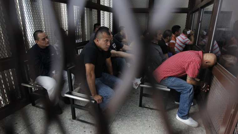 Los integrantes de la banda del Bam Bam escuchan la sentencia condenatoria en les impuso el Tribunal de Mayor Riesgo A. (Foto Prensa Libre: Paulo Raquec.