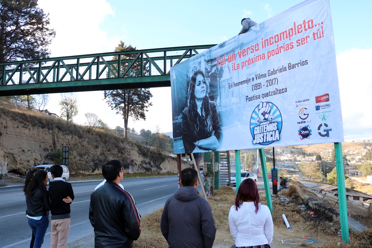 Con la colocación de vallas, sectores exigen el esclarecimiento de la muerte de Vilma Gabriela Barrios López, en Quetzaltenango. (Foto Prensa Libre: Carlos Ventura)