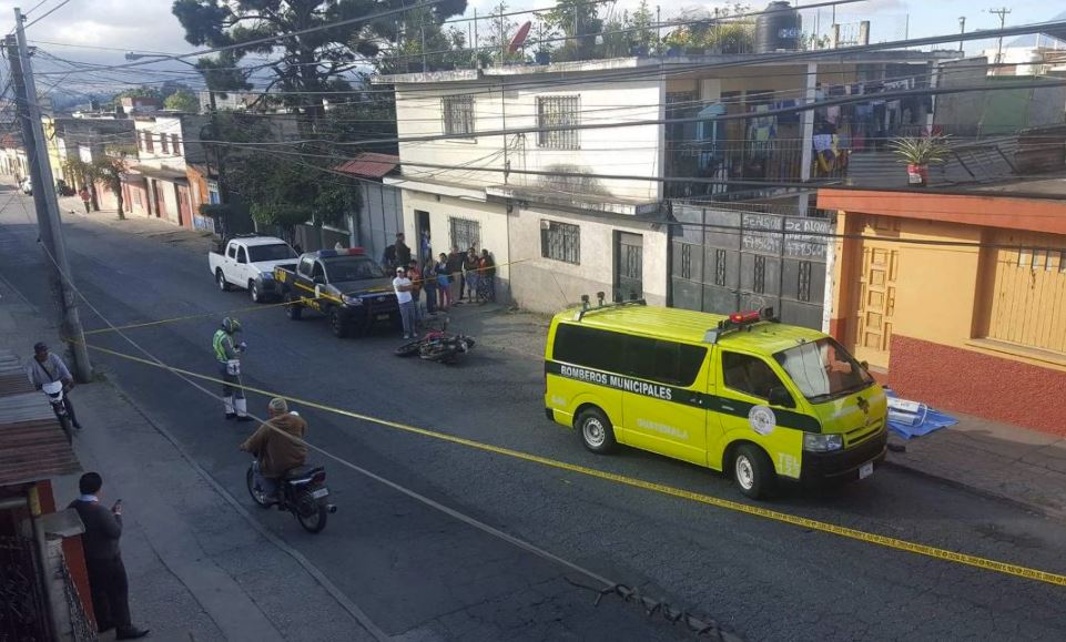 Los cuerpos quedaron cerca de una motocicleta abandonada. (Foto Prensa Libre: Cortesía)