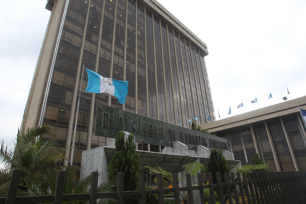 El Ministerio de Finanzas recibió más de Q2 mil millones en demanda por los bonos del Tesoro durante los dos eventos del mes. (Foto Prensa Libre: Hemeroteca)