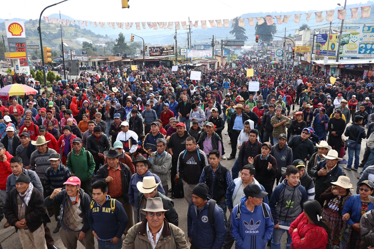 Integrantes de los 48 Cantones de Totonicapán, durante el bloqueo en Cuatro Caminos. (Foto Prensa Libre: María José Longo)