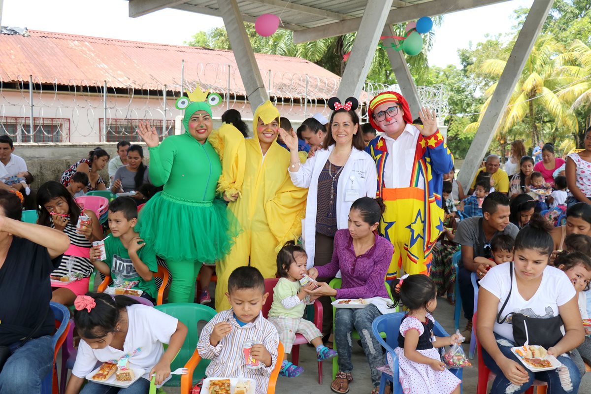 Medicos, enfermeras y personal administrativo se disfrazaron para agasajar a los pacientes de la pediatría del IGSS de Puerto Barrios, Izabal. (Foto Prensa Libre: Dony Stewart)
