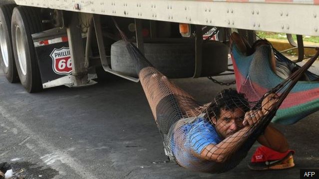 El bloqueo de carreteras ha llevado a que los camioneros busquen alternativas para dormir. (Foto Prensa Libre: AFP)