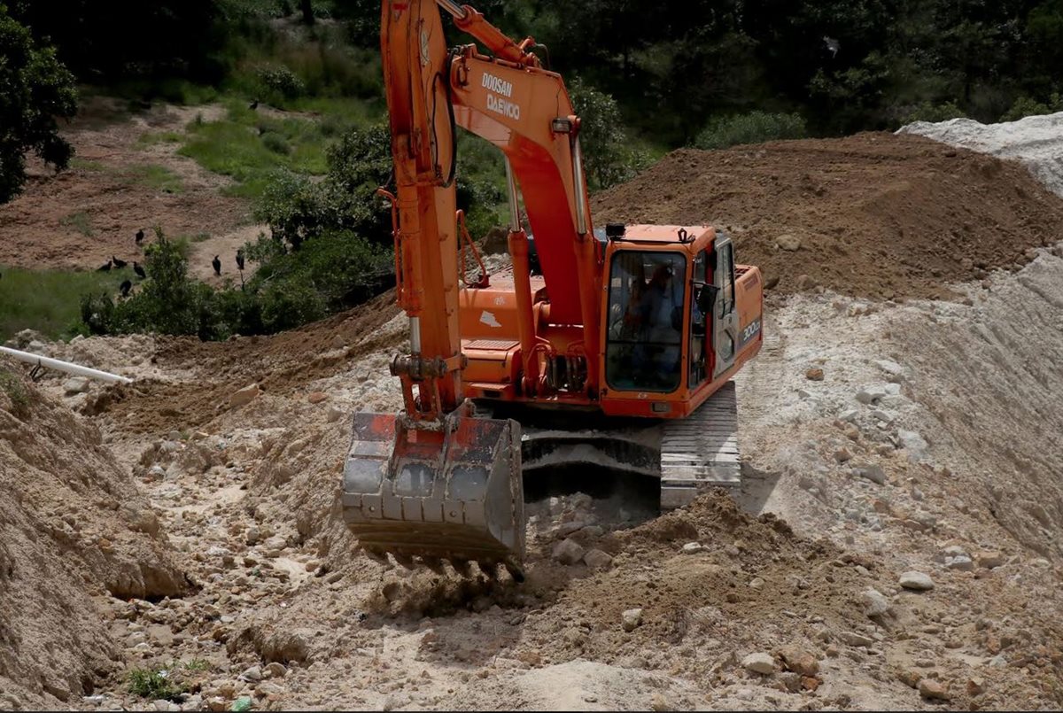 Desde hace un mes maquinaria trabaja en el basurero y nadie da razón de quien es el propietario. (Foto Prensa Libre: Mike Castillo)