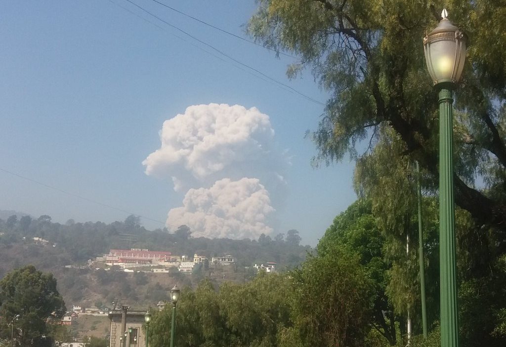 Ceniza lanzada por el volcán Santiaguito se observa desde el centro de Xela. (Foto Prensa Libre: María José Longo)