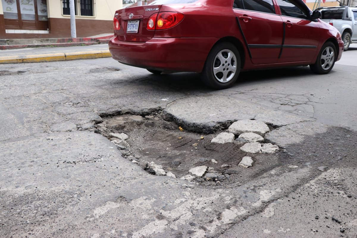 Grandes agujeros se han formado en las calles principales de la ciudad de Quetzaltenango. (Foto Prensa Libre: María José Longo)