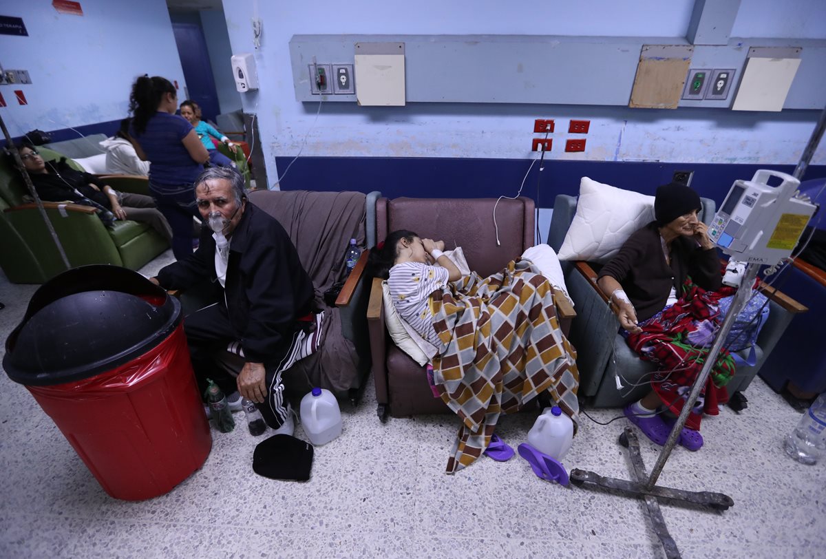Los pacientes deben esperar horas e incluso días para esperar una cama en la emergencia del San Juan de Dios. (Foto Prensa Libre: Esbin García)