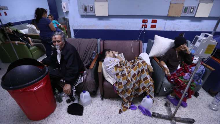 Los pacientes deben esperar horas e incluso días para esperar una cama en la emergencia del San Juan de Dios. (Foto Prensa Libre: Esbin García)