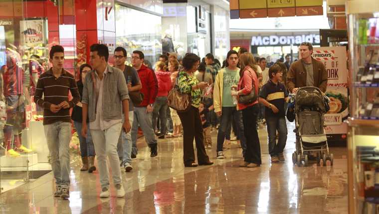 Comercio ofrecen ofertas de hasta un 70% hoy por el evento del Black Friday. (Foto Prensa Libre: Alvaro Interiano)