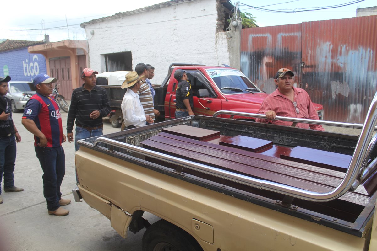 Familiares trasladan el cadáver de Israel Cante Cruz de la morgue del Inacif de Jalapa. (Foto Prensa Libre: Hugo Oliva)