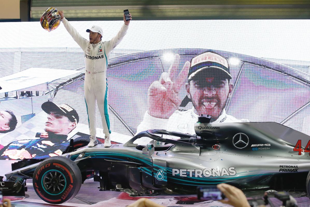 Lewis Hamilton, de Mercedes, festeja después de haber ganado el Gran Premio de Emiratos Árabes Unidos. (Foto Prensa Libre: AFP).
