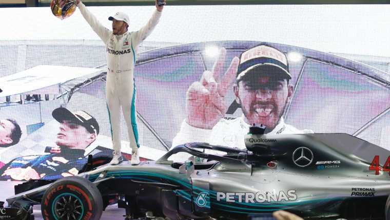Lewis Hamilton, de Mercedes, festeja después de haber ganado el Gran Premio de Emiratos Árabes Unidos. (Foto Prensa Libre: AFP).