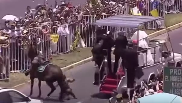 Captura de video del momento de la caída de la mujer agente en Chile. (Foto Prensa Libre: AFP)