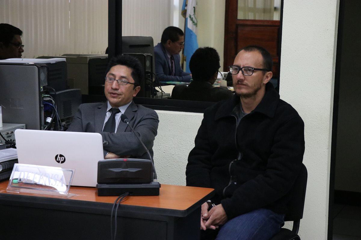 Emerson Marroquín junto a su abogado defensor en el Juzgado de Femicidio de Quetzaltenango. (Foto Prensa Libre: María Longo)