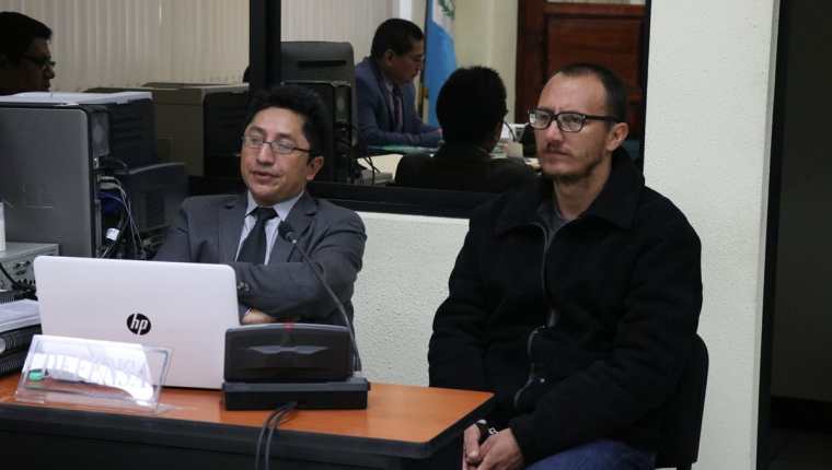 Emerson Marroquín junto a su abogado defensor en el Juzgado de Femicidio de Quetzaltenango. (Foto Prensa Libre: María Longo)