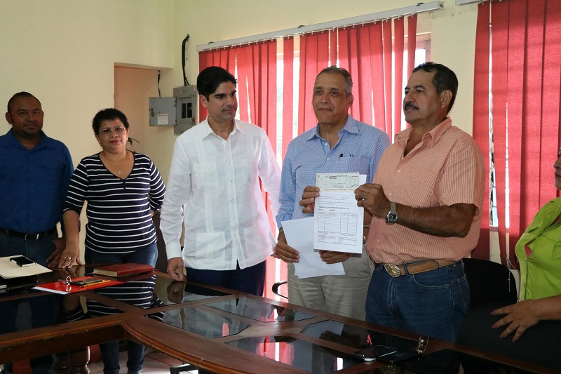 Julio Solares -derecha- alcalde de Puerto San José, recibe cheque de parte Gabriel Corrales, director general de APM Terminals Quetzal, por el pago de licencia de construcción de TCQ. (Foto Prensa Libre: Enrique Paredes)