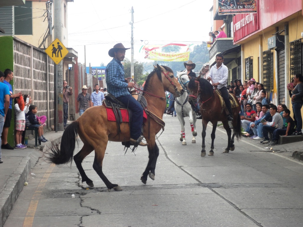 Jinetes muestran su destreza en desfile hípico, en la cabecera de San Marcos. (Foto Prensa Libre: Genner Guzmán)