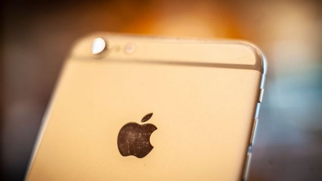 Apple reveló en sus últimos resultados económicos una bajada brutal en las ventas del iPhone, su producto estrella. (Foto Prensa Libre: Getty Images)