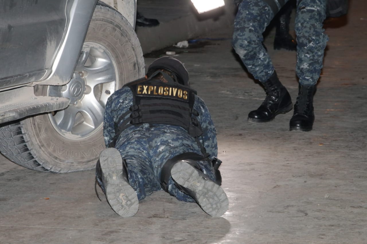 Carlos Eduardo Ortiz Zepeda fue detenido en la zona 18 con un artefacto explosivo que fue revisado por policías. (Foto Prensa Libre: PNC)