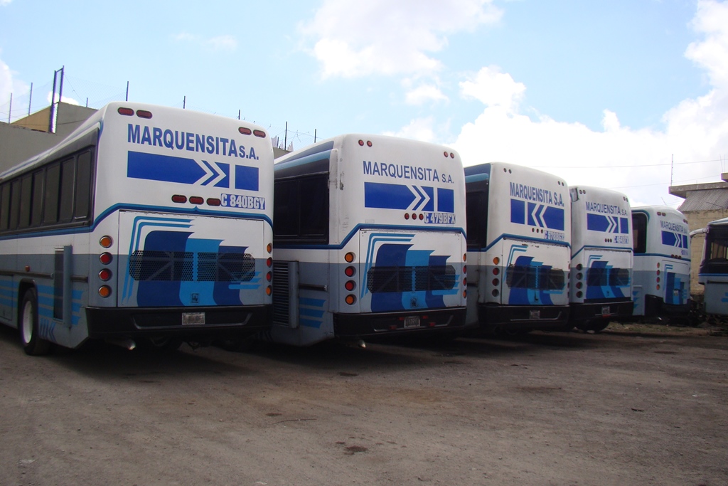 Unidades pullman de Transportes Marquensita permanecen desde este lunes en un predio de esa empresa, en la cabecera de San Marcos. (Foto Prensa Libre: Whitmer Barrera)