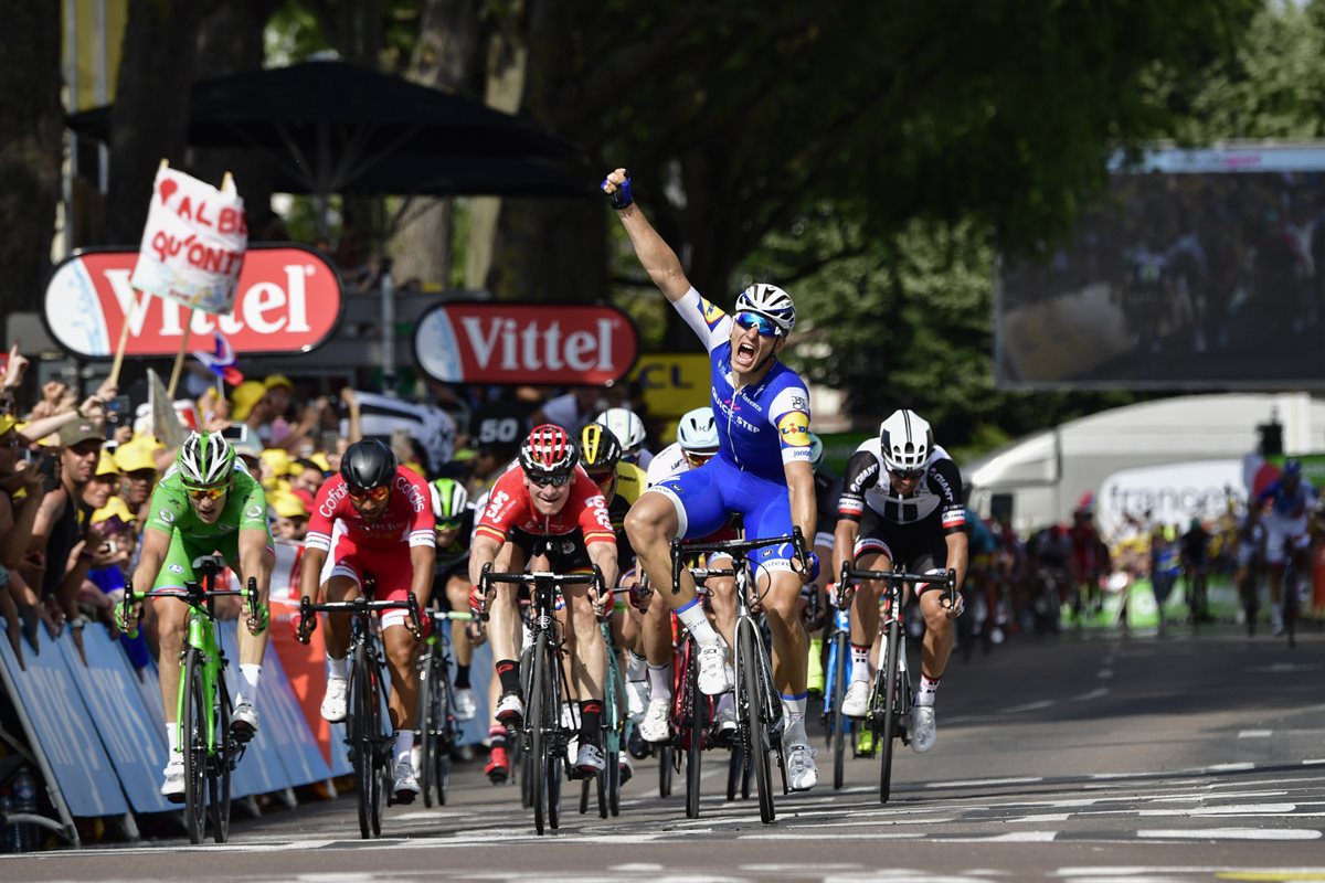 Kittel festeja con mucha euforia al ganar por segunda ocasión una etapa del Tour. (Foto Prensa Libre: AFP)