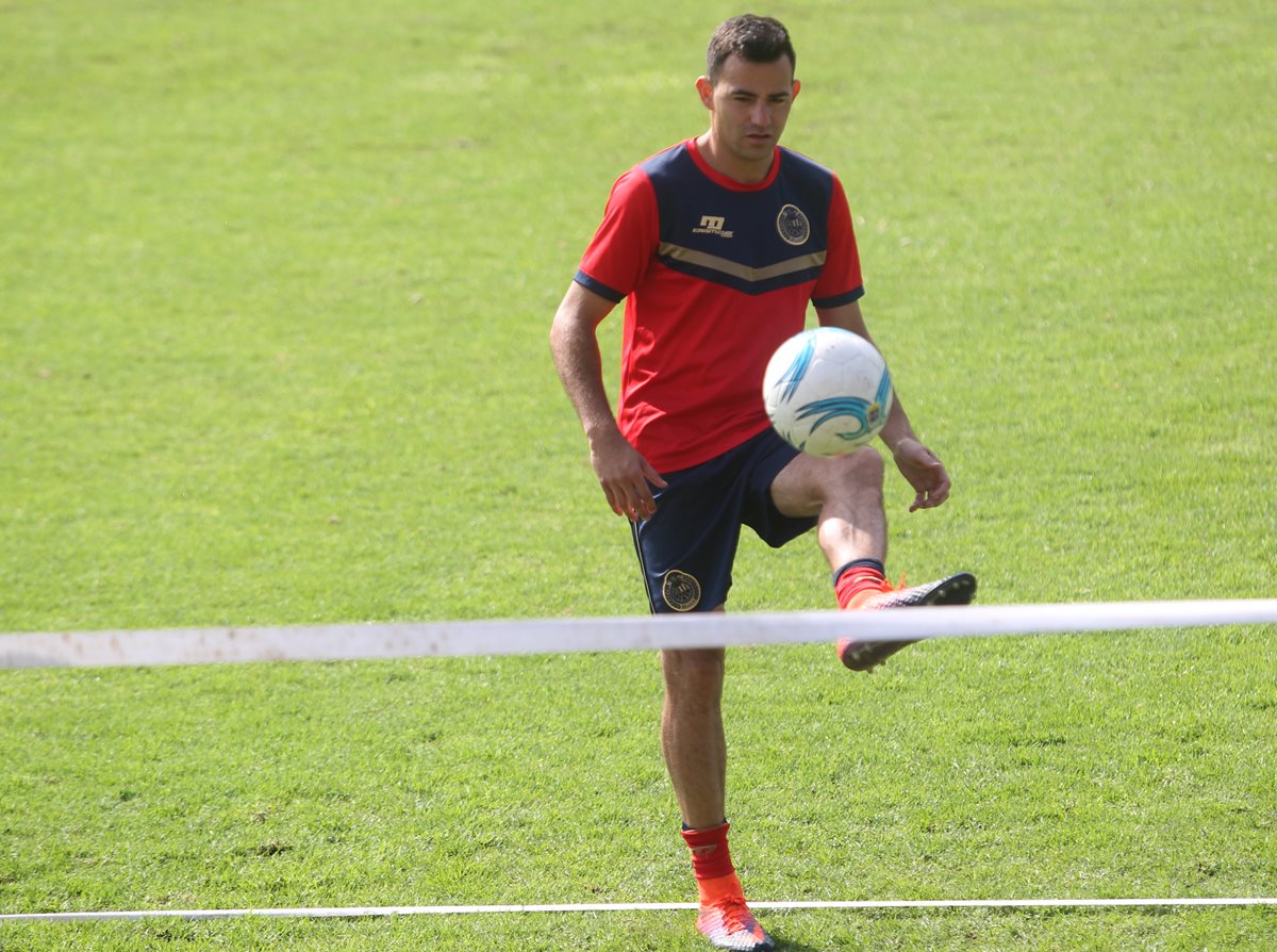 Marco Pablo Pappa asegura que todo el equipo de Municipal se encuentra comprometido para ganar el título. (Foto Prensa Libre: Jorge Ovalle).