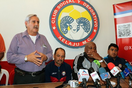 Francisco Santos, presidente de Xelajú y Hernán Medford, ofrecieron una conferencia de prensa este martes. (Foto Prensa Libre: Carlos Ventura).
