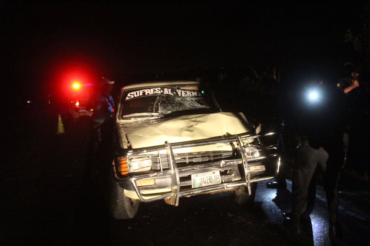 El picop en el que se conducía el menor que provocó el accidente quedó abandonado en el lugar. (Foto Prensa Libre: Hugo Oliva)