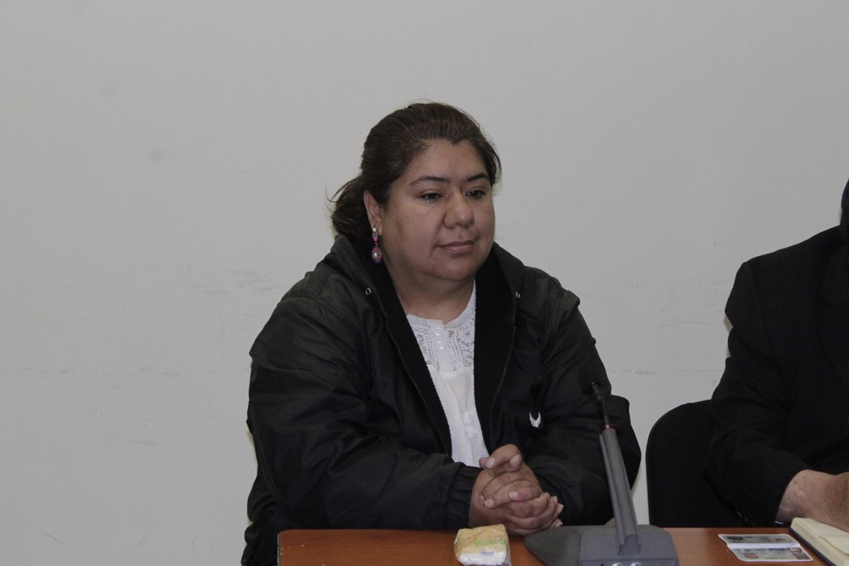 Leticia del Rosario Hasted Santizo escucha el motivo de su detención, en juzgado de Xela. (Foto Prensa Libre: María José Longo)