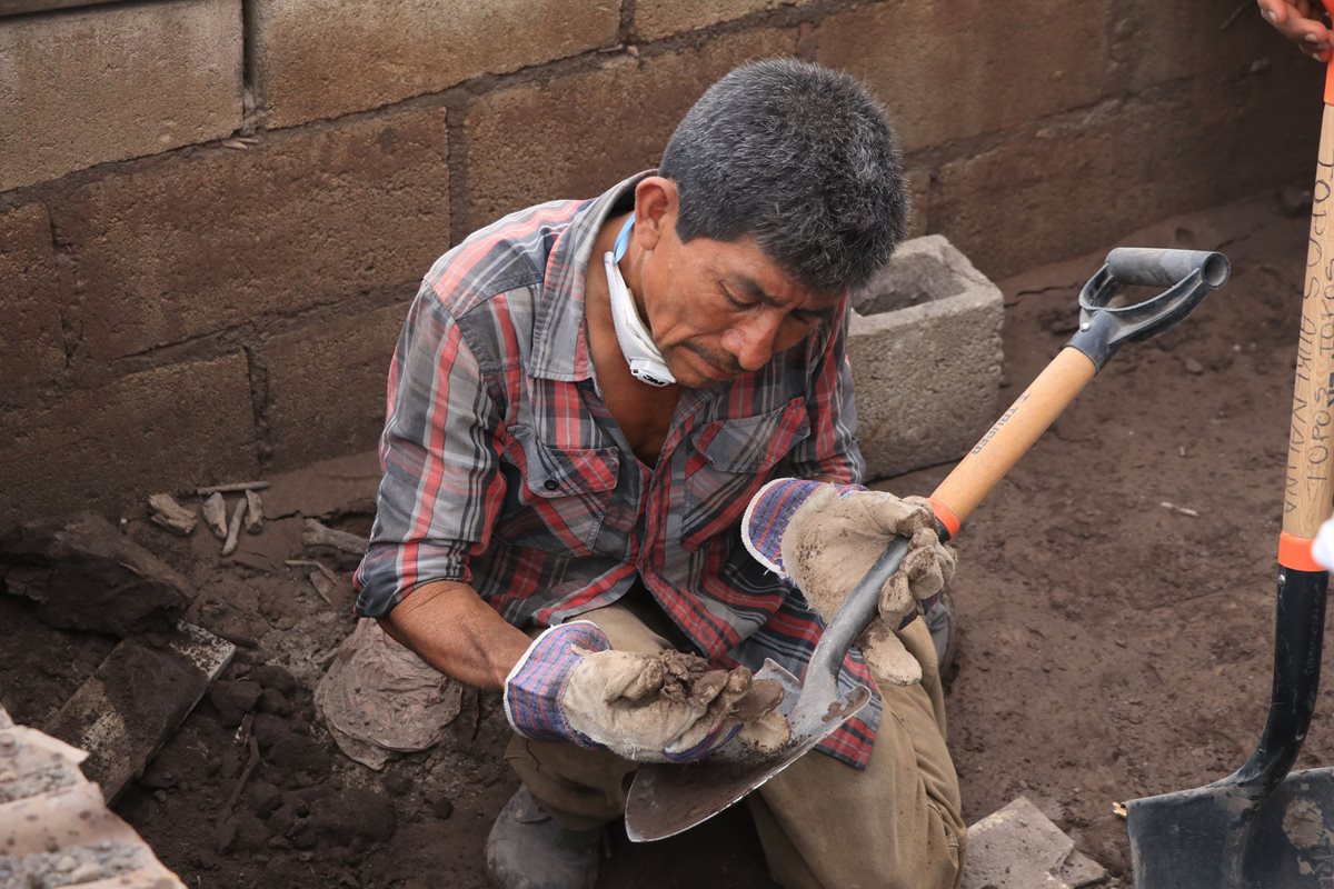Utilizando su olfato don Chávez detecta los cadáveres en descomposición. (Foto Prensa Libre: Carlos Paredes)