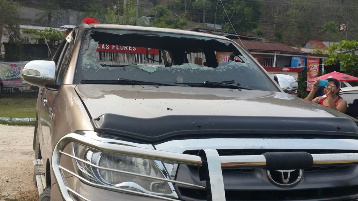 Vidrios del automotor incendiado en San José, Petén, quedan destruidos. (Foto Prensa Libre: Rigoberto Escobar)