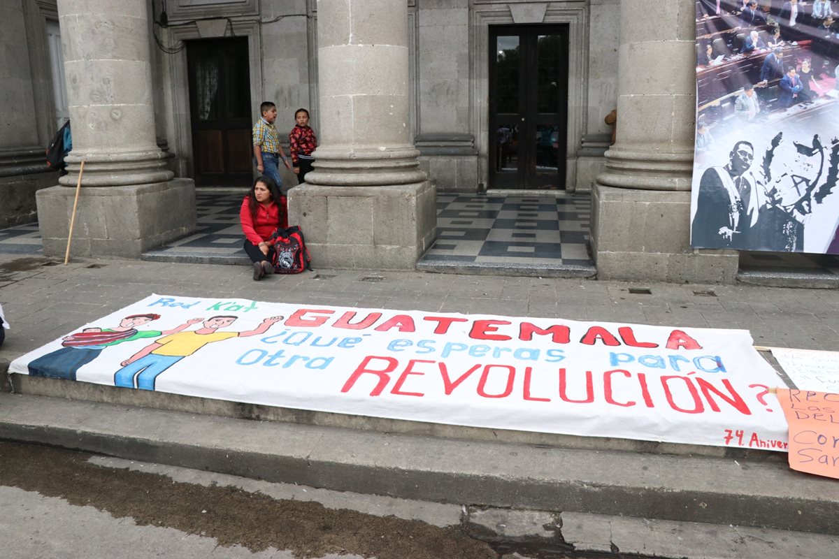 Jóvenes conmemoran los 74 años de la revolución del 20 de octubre