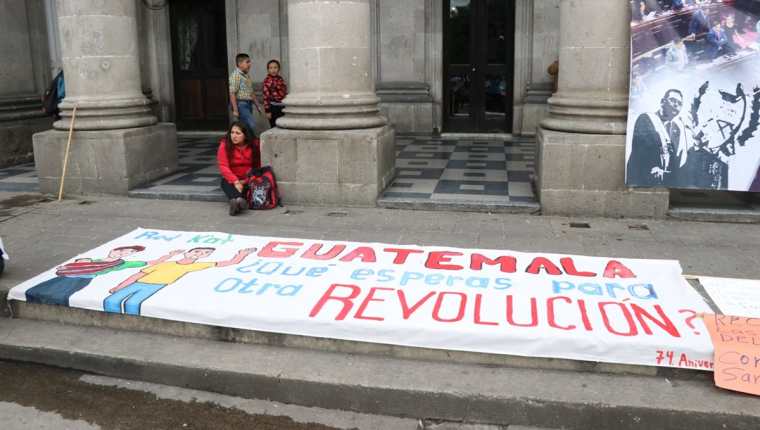 Jóvenes se reunieron anoche para hacer esta manta con la que envían un mensaje a los guatemaltecos. (Foto Prensa Libre: María Longo).